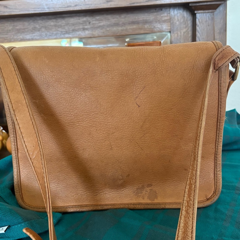 Simon leather vintage camel brown shoulder bag made in Columbia